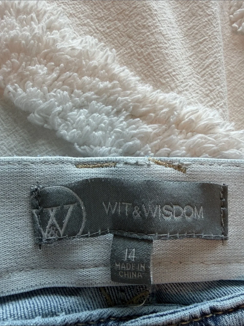 Wit & Wisdom Light Blue Distressed Capri Jeans. Elastic Waist. Size 14.